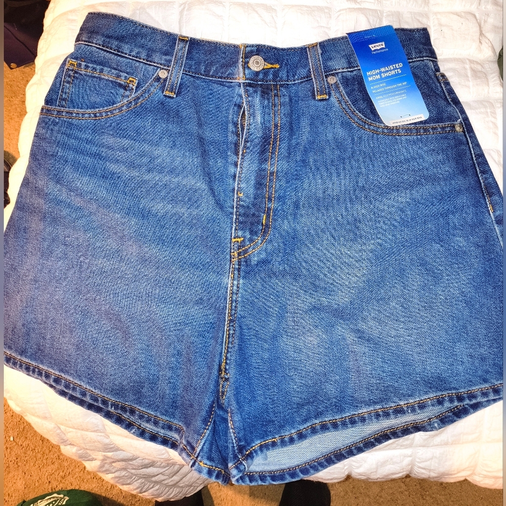 BNWT LEVI'S HIGH-WAISTED MOM SHORTS SIZE 29